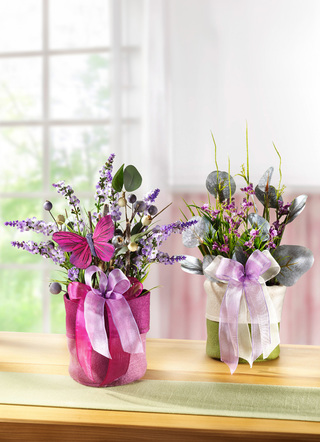 Frühlingsgesteck mit Blumen und Gräser im Filzbeutel