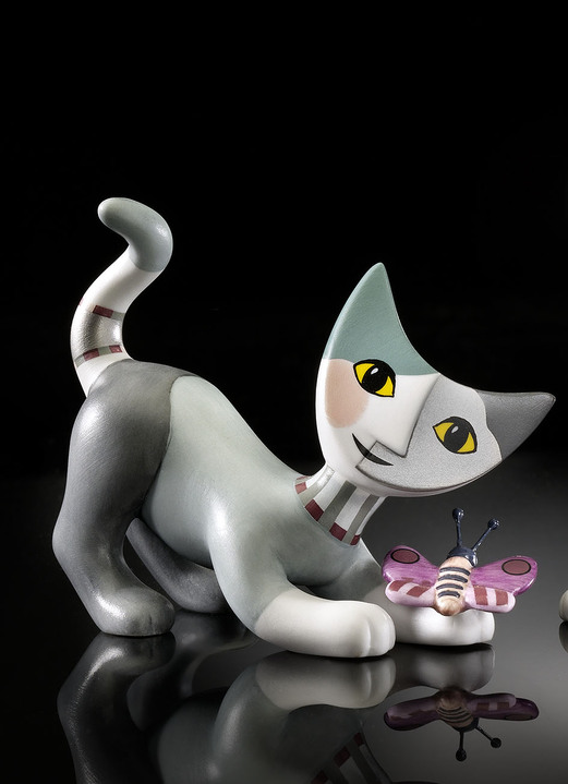 Figuren - Handbemalte Goebel Katze aus hochwertigem Porzellan, in Farbe BUNT, in Ausführung Katze mit Schmetterling