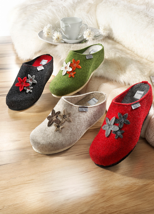 Hausschuhe - Hausschuh mit Blütenapplikationen, in Größe 036 bis 042, in Farbe CREME Ansicht 2