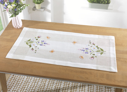 Tisch- und Raumdekoration mit floralem Dessin