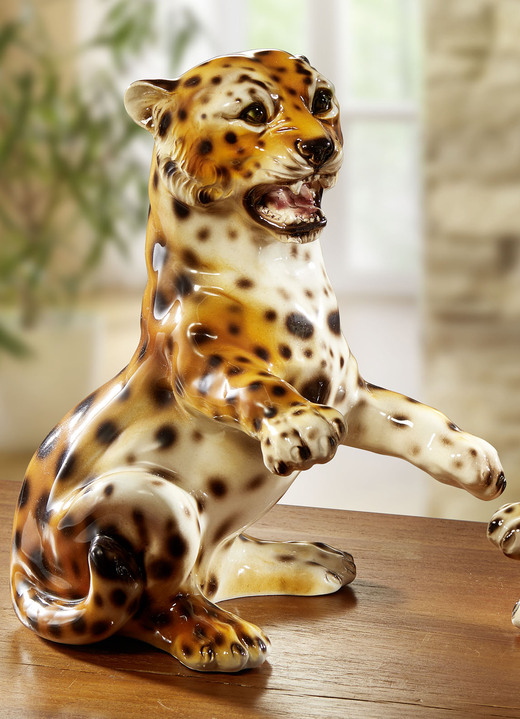 Figuren - Handbemalte Leoparden aus Keramik, in Farbe BRAUN-WEIß, in Ausführung sitzend Ansicht 1