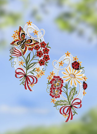 Farbenfrohes Fensterbild aus Plauener Spitze