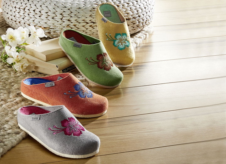 Hausschuhe - Damen-Hausschuh mit farblich abgestimmten Stickerei-Zierblume, in Größe 036 bis 042, in Farbe ORANGE