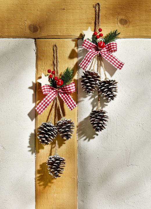 Weihnachtliche Dekorationen - Deko-Hänger mit Naturzapfen, 2er-Set, in Farbe GRÜN-ROT