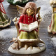 Goebel-Figuren - Winterliche Szene: Tolle Himmelsboten im Winterwald – Farbe ROT-GRÜN – Ansicht 1 Goebel-Figuren - Winterliche Szene: Tolle Himmelsboten im Winterwald, in Farbe GRÜN, in Ausführung Weihnachtsbaum – Farbe ROT-GRÜN – Ansicht 1