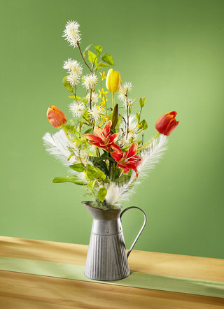 Blumen-Arrangement in Kanne