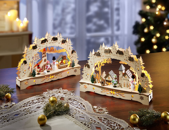 - Toller Schwibbogen aus Holz, in Farbe NATUR-BRAUN, in Ausführung mit Dorfkirche, Schlitten, Schneemann und einem Männchen Ansicht 2