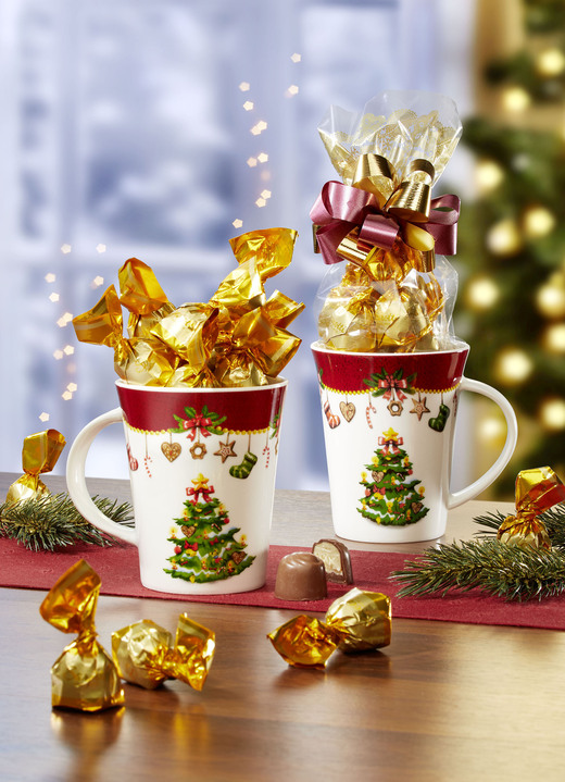 - Kaffeebecher Christbaum mit süßer Füllung, in Farbe BUNT