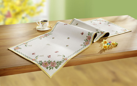Tischdekoration mit Blümchen- und Schmetterlingsdekor