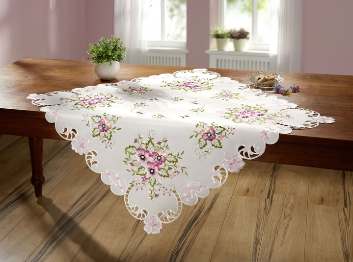 Tischdecken - Tisch- und Raumdekoration mit Stiefmütterchen-Stickereien, in Größe 100 (Deckchen, 30x 45 cm) bis 404 (Kissenbezug, 40x 40 cm), in Farbe LILA Ansicht 7