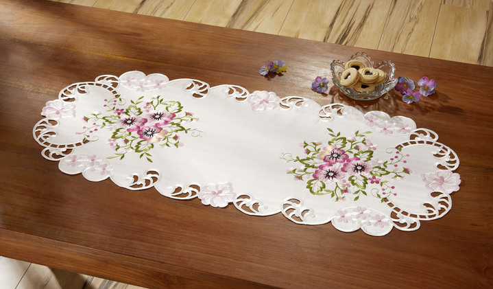 Tischdecken - Tisch- und Raumdekoration mit Stiefmütterchen-Stickereien, in Größe 100 (Deckchen, 30x 45 cm) bis 404 (Kissenbezug, 40x 40 cm), in Farbe LILA Ansicht 6