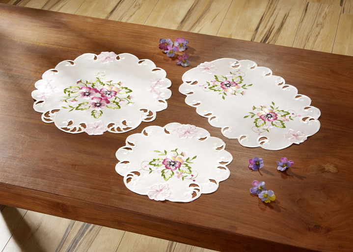 Tischdecken - Tisch- und Raumdekoration mit Stiefmütterchen-Stickereien, in Größe 100 (Deckchen, 30x 45 cm) bis 404 (Kissenbezug, 40x 40 cm), in Farbe LILA Ansicht 5