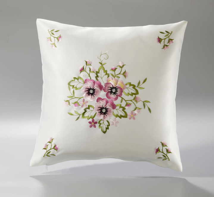 Tischdecken - Tisch- und Raumdekoration mit Stiefmütterchen-Stickereien, in Größe 100 (Deckchen, 30x 45 cm) bis 404 (Kissenbezug, 40x 40 cm), in Farbe LILA Ansicht 4