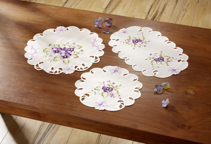 Tischdecken - Tisch- und Raumdekoration mit Stiefmütterchen-Stickereien, in Größe 100 (Deckchen, 30x 45 cm) bis 404 (Kissenbezug, 40x 40 cm), in Farbe LILA Ansicht 2