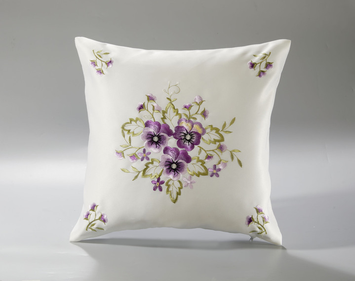 Tischdecken - Tisch- und Raumdekoration mit Stiefmütterchen-Stickereien, in Größe 100 (Deckchen, 30x 45 cm) bis 404 (Kissenbezug, 40x 40 cm), in Farbe LILA Ansicht 3