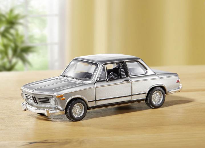 Sammlermodelle - BMW 2002tii ´72 von Bburago, in Farbe SILBER Ansicht 1