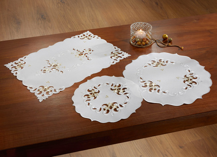 Tischdecke mit aufwendigen Stickereien