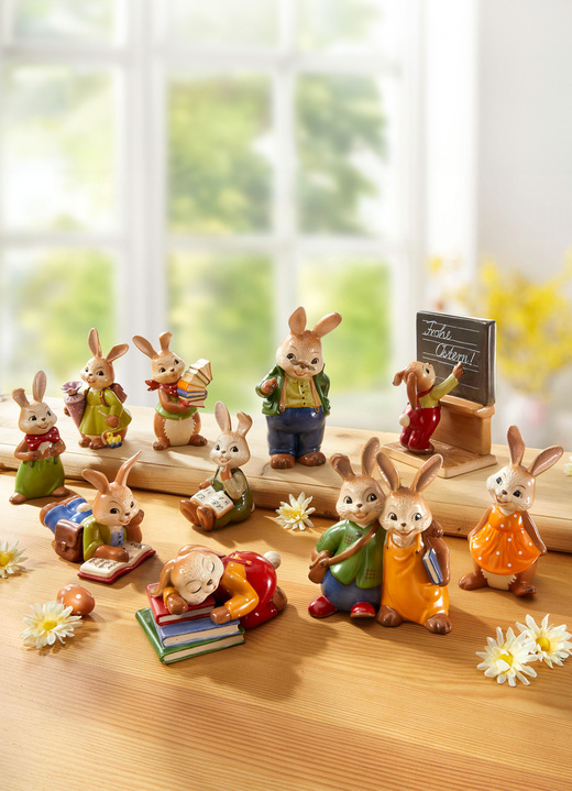 - Handgefertigte Hasenschule aus dem Hause Goebel, in Farbe BUNT, in Ausführung Hasenjunge – Frecher Bengel Ansicht 2