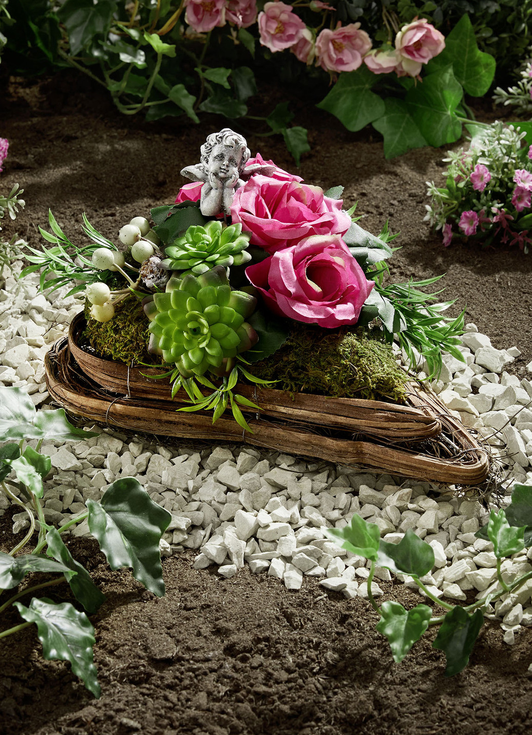 Gesteck in Herzform aus Rattan Gartendekoration Brigitte Hachenburg