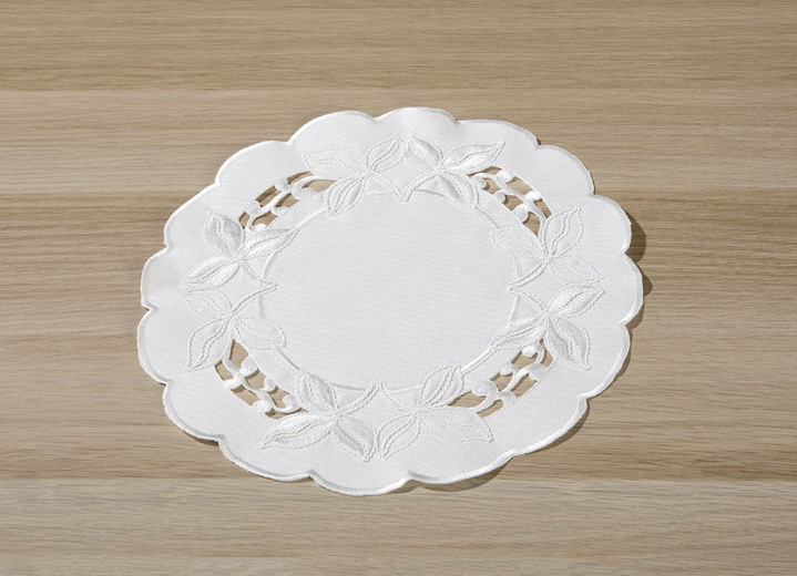 Heimtextilien - Tisch- und Raumdekoration mit aufwendigen Stickereien, in Größe 101 (Deckchen, 35x 50 cm) bis 404 (Kissenbezug, 40x 40 cm), in Farbe SEKT Ansicht 4