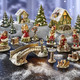 Goebel-Figuren - Winterliche Szene: Tolle Himmelsboten im Winterwald – Farbe GRÜN – Ansicht 2 Goebel-Figuren - Winterliche Szene: Tolle Himmelsboten im Winterwald, in Farbe GRÜN, in Ausführung Weihnachtsbaum – Farbe GRÜN – Ansicht 2
