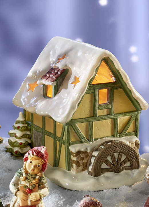 Goebel-Figuren - Winterliche Szene: Tolle Himmelsboten im Winterwald Ansicht 25 Goebel-Figuren - Winterliche Szene: Tolle Himmelsboten im Winterwald, in Farbe GRÜN, in Ausführung Weihnachtsbaum Ansicht 25
