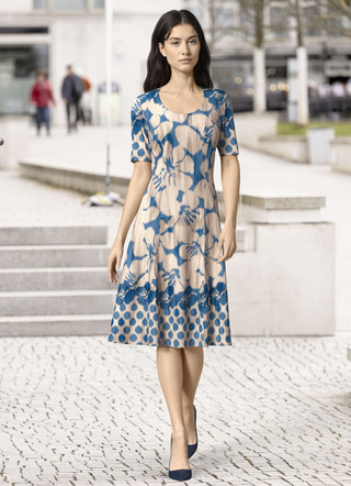 Kleid in schwingender Schlupfform