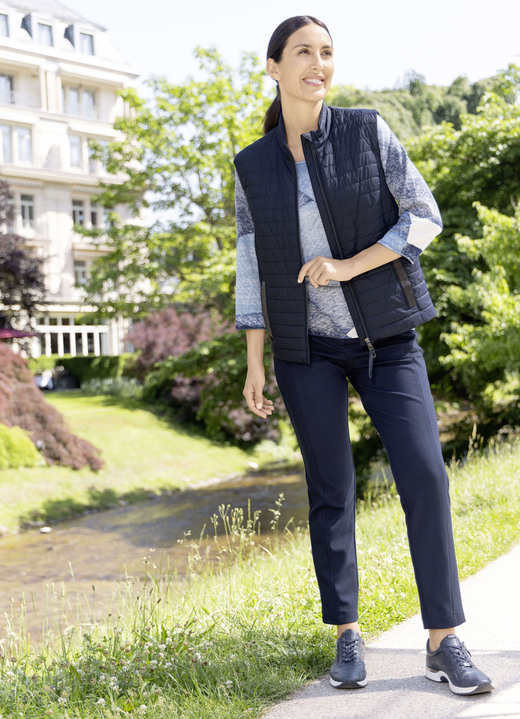 Jacken, Mäntel, Blazer - Steppweste mit leichter Wattierung, in Größe 036 bis 052, in Farbe MARINE Ansicht 2