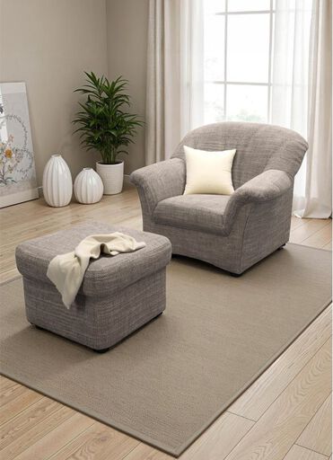 Grauer Sessel in einem Wohnzimmer