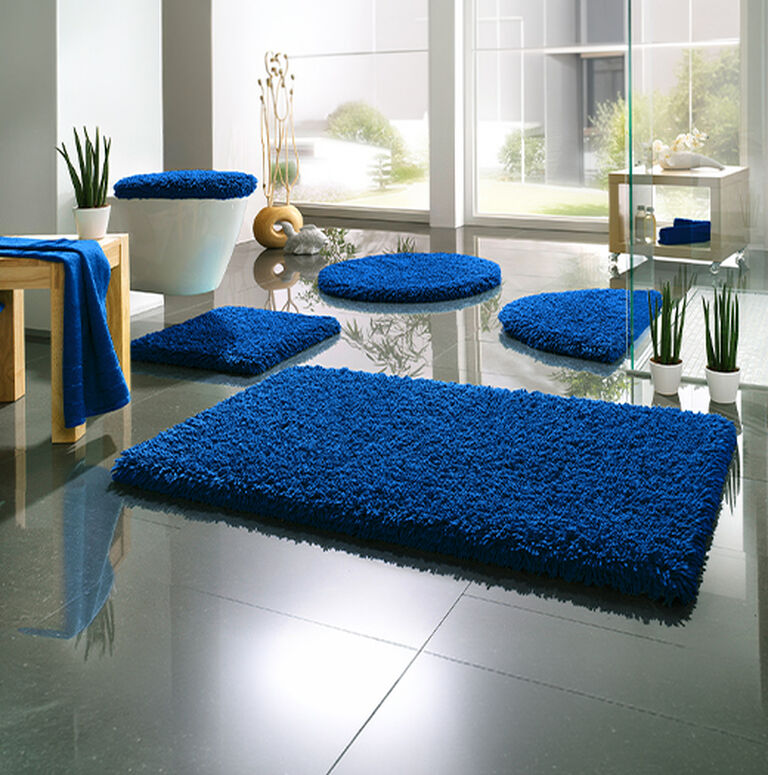 Blauer Badteppich und Garnitur