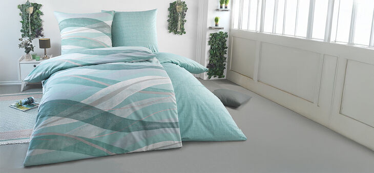 Türkisfarbene Bettwäsche in hellem Raum