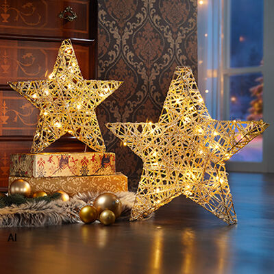 Leuchtende Weihnachtssterne mit warmwei&szlig;en Lichterketten als festliche Dekoration im Wohnzimmer