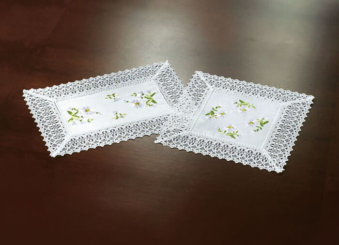 Raumdekoration mit G&auml;nsebl&uuml;mchen-Stickerei und zarter H&auml;kelspitze WEISS