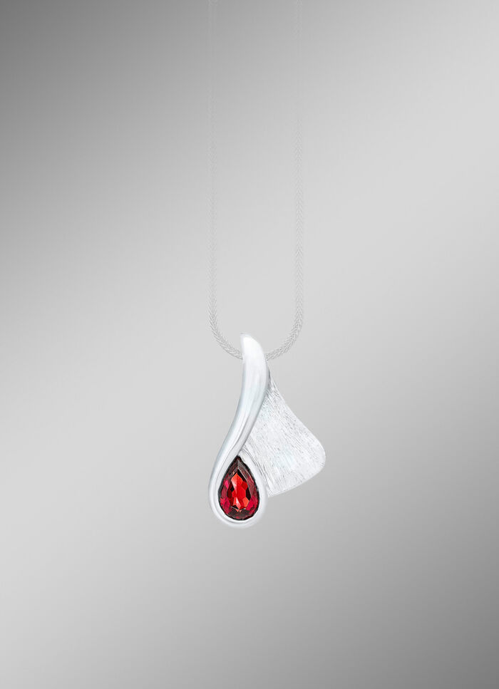 Faszinierender Anhänger mit Granat 