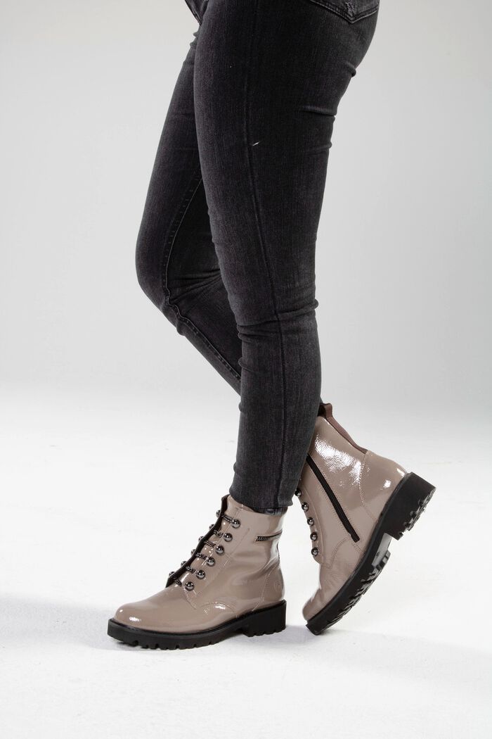 Remonte Stiefelette mit trendigen Zierketten in Schn&uuml;r-Optik TAUPE