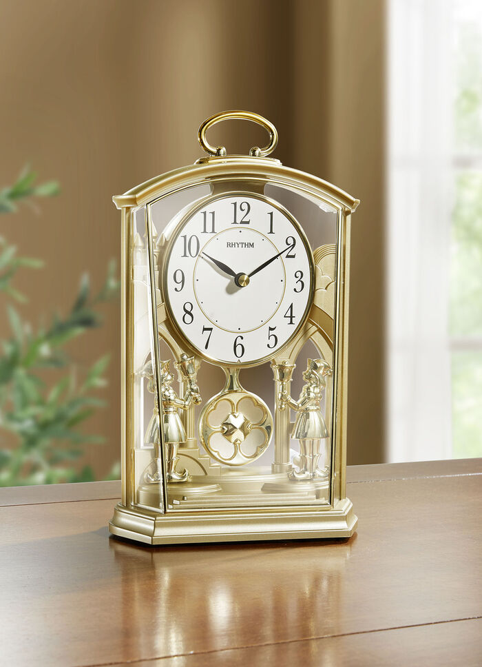 Tischuhr mit langsamem Schwingpendel 