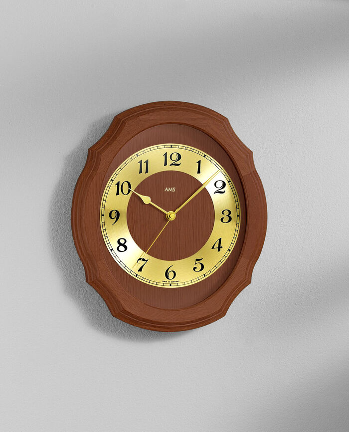 Wanduhr mit Funkuhrwerk NUSSBAUM