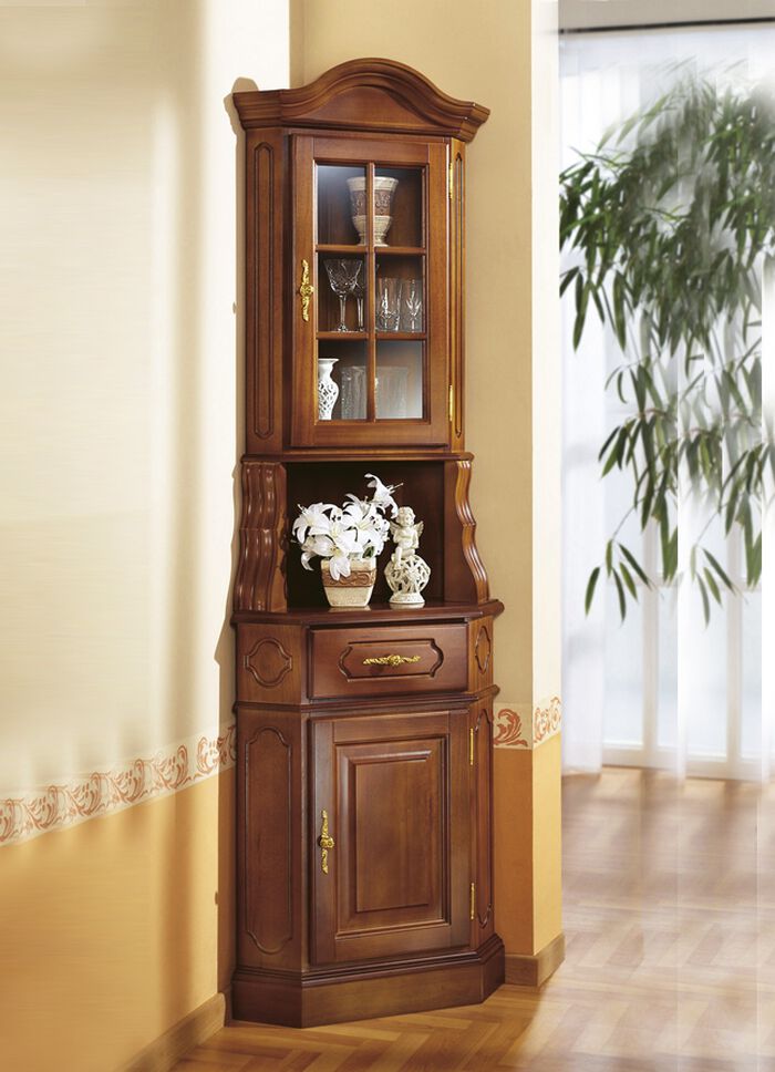 Eckvitrine mit eleganten, goldfarbenen Metallgriffen NUSSBAUM
