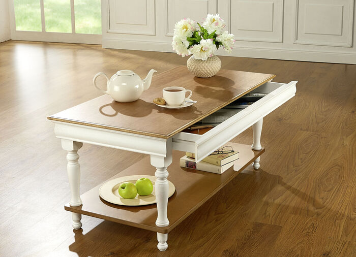 Couchtisch aus teilmassivem Holz 