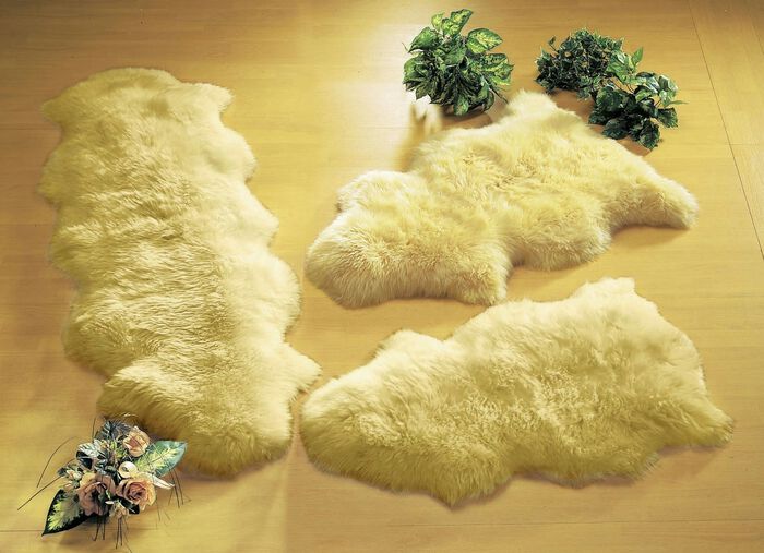 Bettumrandung aus echtem Lammfell in Tierform 