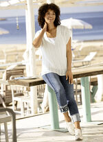 Jeans mit Fransensaum und Schriftzug auf einem Bein 