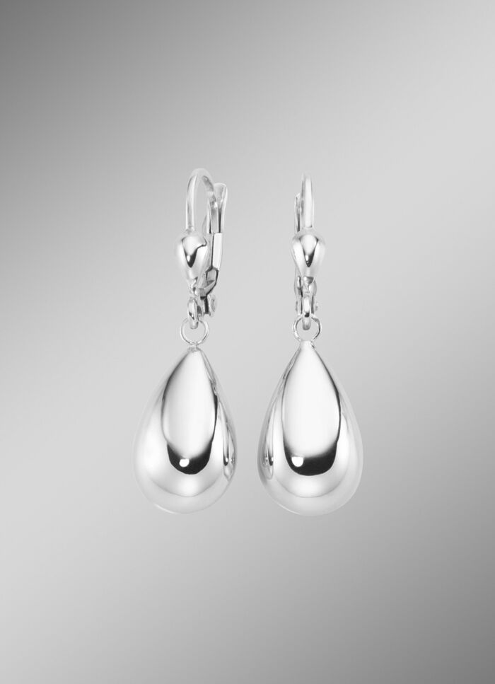 In klassischem Design gefertigte, gl&auml;nzende Ohringe 