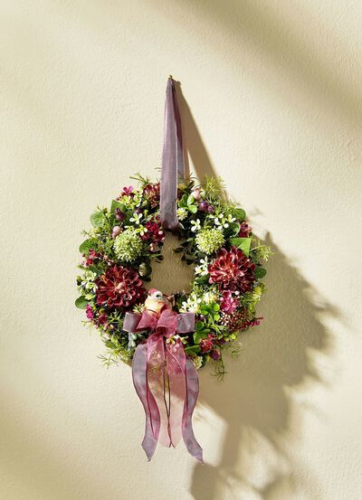 Wandkranz mit Dahlien, Allium und kleinen Bl&uuml;ten 