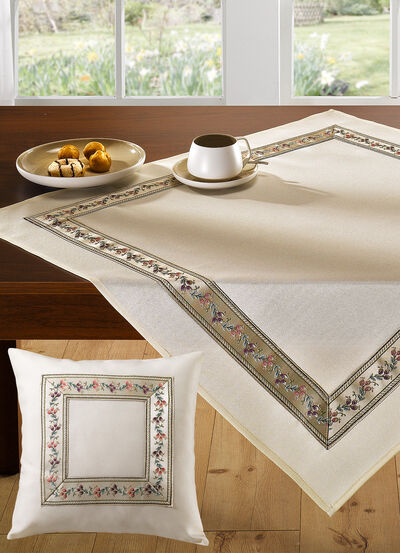 Stilvolle Tisch- und Raumdekoration mit  umlaufender Bordüre 