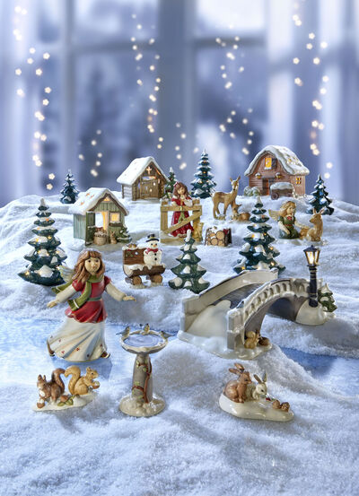 Winterliche Szene: Tolle Himmelsboten im Winterwald 