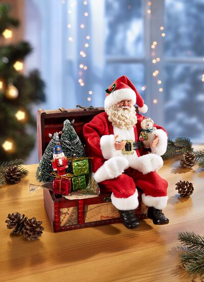 Handgefertigter Weihnachtsmann auf Truhe 