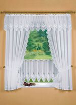 Fensterdekoration mit aufwendiger Plauener Stickerei 