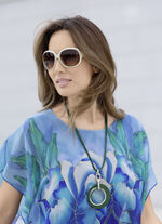 Stilsichere Halskette mit Anhänger aus Holz und Metall 