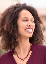 Muschel-Halskette mit facettierten Kristallsteinen 