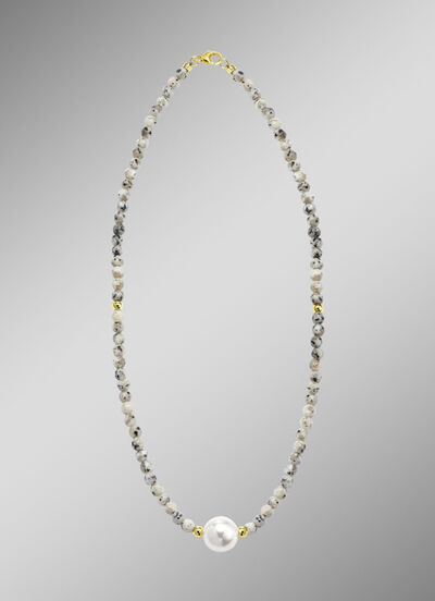 Halskette mit Perlenschimmer und Edelsteinglanz 